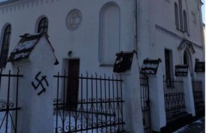 PressHub: Antisemitism în orașul în care s-a stins și ultimul evreu Sinagoga Sighișoara, svastica desentata pe stâlp, foto făcuta in 22 decembrie seara