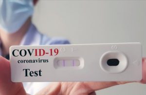 Ați făcut, acasă, un test recoltat de dumneavoastră sau de un membru al familie și este pozitiv? Iată pașii de urmat! Test COVID: Foto: Miisterul Sanatatii