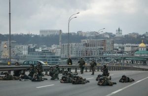 A doua zi de război: Ucraina luptă singură, vestul se complace în ”denial”