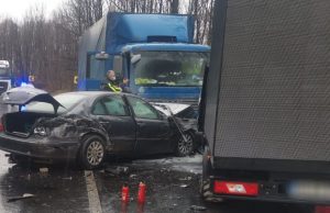 Accident cu trei mașini implicate, într-o curbă de pe DN 7. Doi oameni au ajuns la spital