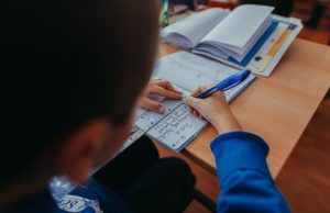 Banii europeni țin la școală mii de copii cu părinții plecați din țară Foto Salvați Copiii