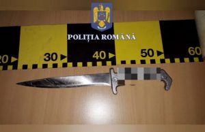 Sub amenințarea cuțitului, un bărbat mascat a lăsat fără telefoane trei femei, după ce a intrat peste ele într-un apartament