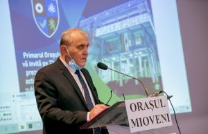 Primarul orașului Mioveni, reținut. Edilul este acuzat că ar fi cerut 30.000 de euro pentru a favoriza angajarea unui medic la noul spital din oraș. Filiala PSD Argeș a votat excluderea sa din partid. Cine este denunțătorul Foto: Facebook Primăria Orașului Mioveni