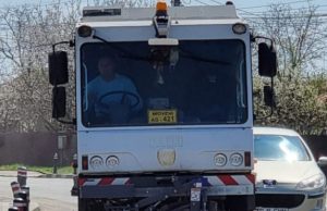 Bradu: Străzile și trotuarele, curățate de nisipul rămas de la deszăpezire. Ce utilaj a fost închiriat pentru această operațiune