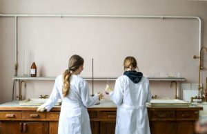 Femeile continuă să fie excluse de la participarea pe deplin în domeniile care ţin de știință