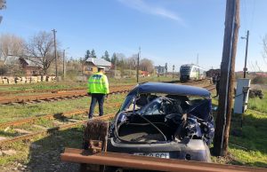 Mașină lovită de tren, în Argeș. Ce greșeală a făcut șoferul
