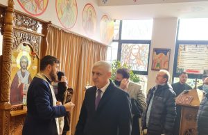 Primarul acuzat că i-a pretins favoruri sexuale unei angajate a fost reţinut. „Dacă vreau să fiu cu tine o oră-două, să fii la dispoziţia mea”, i-a spus edilul Mihai Georgescu (centru). Foto: Facebook Mihai Georgescu