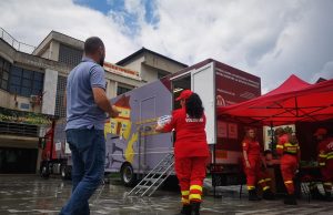 Ce învață locuitorii orașului Topoloveni la Centrul Mobil pentru Răspuns în Situații de Urgență. Specialiștii și echipamentele au ajuns sâmbătă în Topoloveni