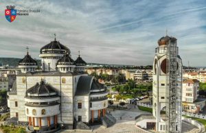 Patronii spirituali ai Mioveniului, cinstiți la Catedrala „Sfinții Apostoli Petru și Pavel”. Sfânta Liturghie, oficiată de ÎPS Calinic Catedrala Sfinții Apostoli Petru și Pavel. Foto Primăria Mioveni