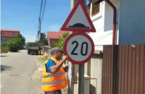 BRADU: HCB Construct montează noi indicatoare în comună. Unde vor fi amplasate