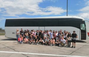 Mioveni: Performanța este răsplătită. Zeci de elevi silitori din oraș sunt într-o tabără gratuită la mare