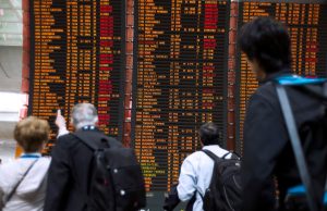 V-a întârziat trenul sau v-a fost anulat zborul? Aflați mai multe despre drepturile pasagerilor care călătoresc în UE Călătorii privesc tabela cu Plecări cu multe zboruri anulate, la aeroportul internațional Roissy Charles de Gaulle lângă Paris sursa PE