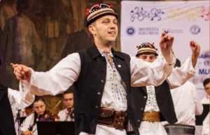 300 de dansatori profesioniști, păstrători ai tradițiilor populare, din nouă județe, vin la Mioveni, la o nouă ediție a Festivalului-Concurs Național de Folclor Foto : Facebook Festival Concurs-National de Folclor Mioveni