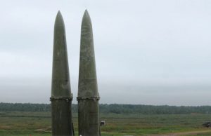 Ce sunt armele nucleare tactice, cu care ne amenință Rusia? Ar trebui să ne îngrijorăm? Foto: Așa-numitele arme nucleare tactice pot fi lansate pe sisteme mobile de rachete balistice cu rază scurtă de acțiune, cum ar fi „Iskander” prezentat aici. Credit: Pavel Sarychev/Alamy Stock Photo