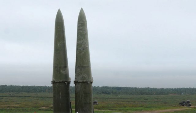 Foto: Așa-numitele arme nucleare tactice pot fi lansate pe sisteme mobile de rachete balistice cu rază scurtă de acțiune, cum ar fi „Iskander” prezentat aici. Credit: Pavel Sarychev/Alamy Stock Photo