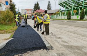 MIOVENI: A început operațiunea de turnare a noului covor asfaltic pe Str. Stadionului