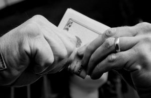 Un tată și-a vândut fiica. Cum a dezvăluit o comandă online pentru mâncare o uriașă rețea de trafic