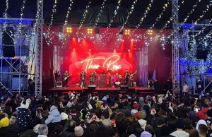 Încă o seară de excepție în cadrul Târgului de Crăciun Mioveni. Theo Rose a făcut senzație în Mioveni Târgul de Crăciun Mioveni - Theo Rose - Sursă foto Facebook Centrul Cultural Mioveni