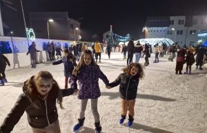 Liber la distracție! Intrarea la patinoarul din Bradu e gratuită