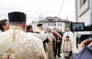 Târnosirea bisericii noi din Poiana Lacului. Primarul Ion Dumitrache: „Un moment important pentru comuna noastră”