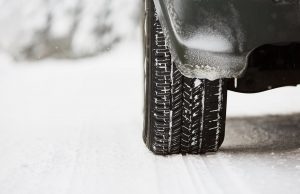 Comuna Bradu s-a pregătit pentru ninsori: „Am depozitat material antiderapant pe marginea drumurilor în pantă”