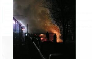 VIDEO O locuință din Lerești a fost mistuită de flăcări. Proprietarul, un bătrân de 82 de ani, a fost găsit mort în interior