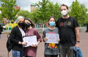 O informație adevărată, folosită pentru o știre falsă. Când sunt amendați cei care își acoperă fața cu o mască Purtare mască pe stradă Sursă foto Facebook RO Vaccinare