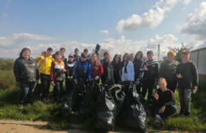 Mioveni: Ample campanii de ecologizare a unor zone verzi Campanie de ecologizare Mioveni Sursă foto Facebook Primăria Orașului Mioveni