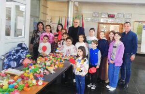 Elevii “Școlii Liviu Rebreanu”, expoziţie cu vânzare în holul Primăriei Mioveni