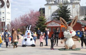 MIOVENI: Figurinele de Paște amplasate pe platoul din Centrul Civic i-au cucerit pe copii