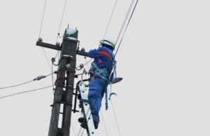 Se opreşte curentul electric la Mioveni Stâlp electricitate Sursă foto Facebook Primăria Orașului Mioveni