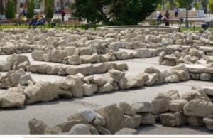 Protest la Iași împotriva unei instalații artistice. Un grup cere Primăriei să arate certificatul „de însemnătate istorică”