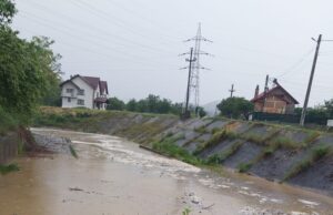 Femeia luată de ape și resuscitată de paramedici a murit la spital