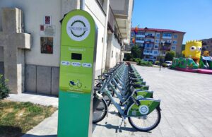 TOPOLOVENI: Proiectul „Modernizare/Extindere alei pietonale și construire piste de bicicliști”, la final. Închirierea bicicletelor este GRATUITĂ Stație biciclete Topoloveni Sursă foto Facebook Primaria Orasului Topoloveni