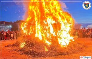 TOPOLOVENI: „Focul lui Sumedru”, spectaculos, ca de fiecare dată. Tradiția, dusă mai departe – VIDEO