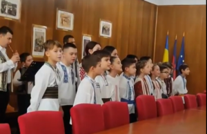 VIDEO Topoloveni – Glasuri de copii au răsunat la Primărie în săptămâna colindelor. Orașul se pregătește să intre în noul an