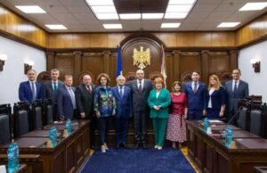 Inculpații pot folosi arme de foc, expresie a „liberei dezvoltări a personalității umane”, spune CCR Inculpații pot folosi arme de foc