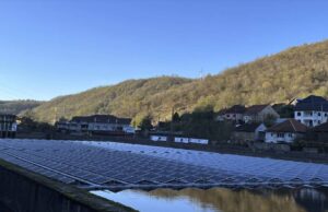 Prima centrală fotovoltaică plutitoare din România, realizată cu granturi norvegiene Prima centrală fotovoltaică plutitoare din România