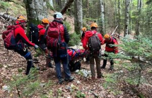 Intervenție dificilă a Salvamont Argeș pentru salvarea unei persoane accidentate la coloana vertebrală, în masivul Piatra Craiului