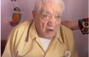 Veteranul de război Gheorghe Brătoiu a fost sărbătorit de Primăria Topoloveni la 103 ani