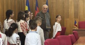 Primăria Topoloveni a primit colindători -GALERIE FOTO